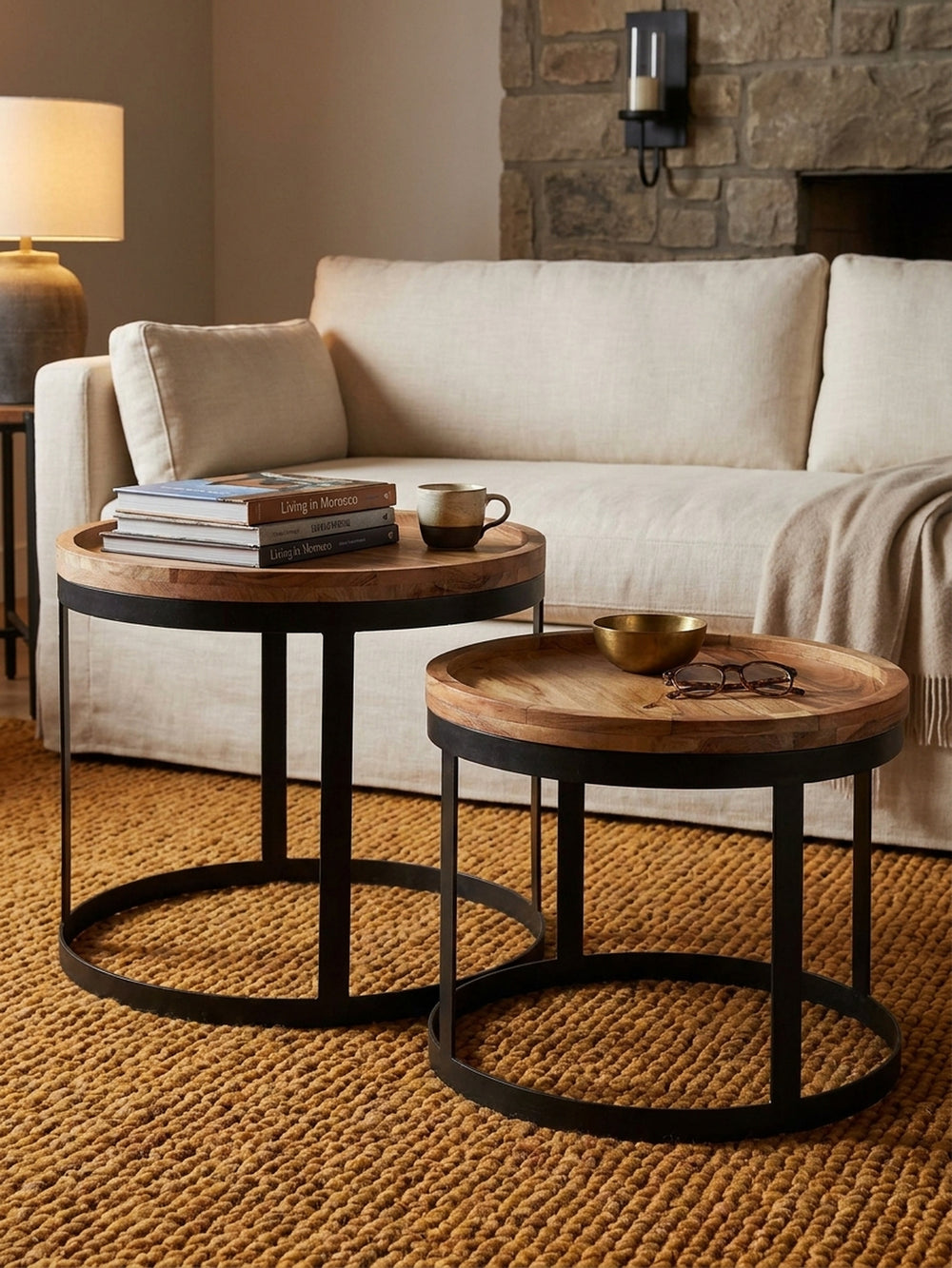 Satztische aus honigfarbenem Akazie-Massivholz im Einsatz Wohnzimmer dekoriert mit Styling-Accessoires Wohnatmosphäre gemütlich eingerichtet Wohnen Einrichtung Interior Zuhause Design modern_