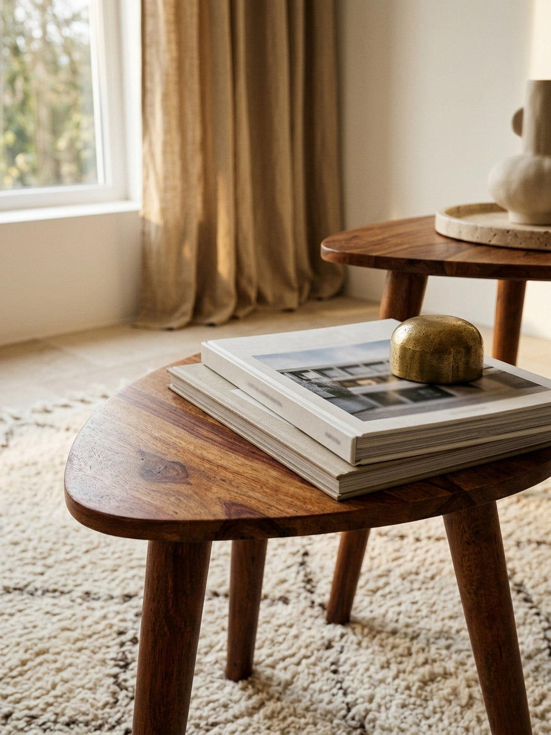 Nahaufnahme der Tischplatte aus indischem Rosenholz. Die markante, naturbelassene Holzmaserung des Satztisches zeigt warme Braunnuancen, geschützt durch eine feine Klarlackschicht._