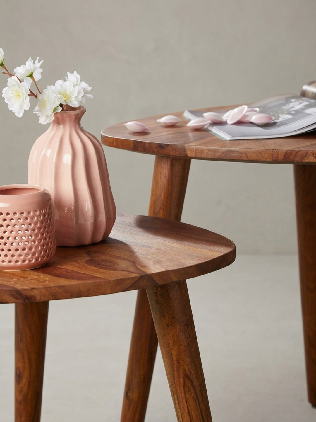 Maßzeichnung des Beistelltisch-Sets: Der große Tisch misst 60x60x54 cm, ideal für geräumige Wohnzimmer. Präzise Abmessungen erleichtern die Planung der massiven Wohnlandschaft._