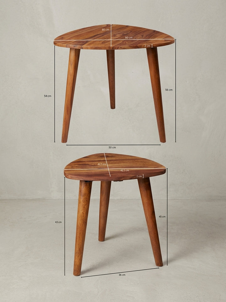 Detailansicht der Unterkonstruktion des Holztisches. Die massive Verarbeitung der Tischbeine und die saubere Verschraubung garantieren Stabilität für diesen langlebigen Sofatisch._