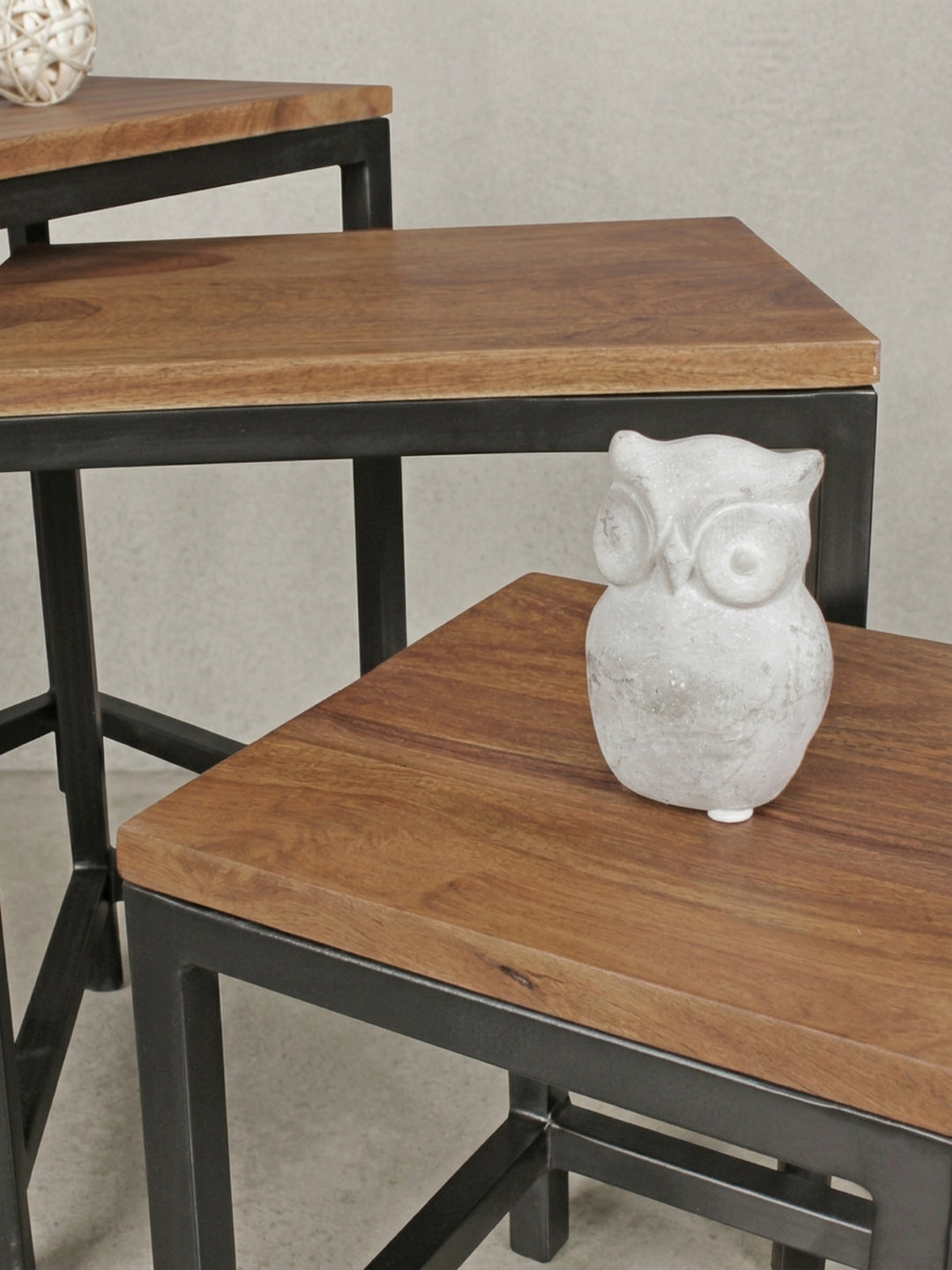 Technische Zeichnung für den Beistelltisch mit exakten Maßen: Der größte Tisch misst 45x30cm bei 45cm Höhe, ideal positioniert auf Höhe der Sitzfläche moderner Lounge-Möbel._