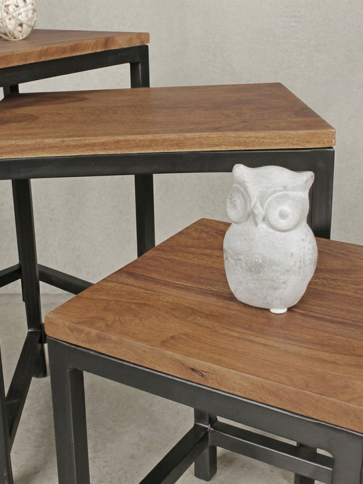Technische Zeichnung für den Beistelltisch mit exakten Maßen: Der größte Tisch misst 45x30cm bei 45cm Höhe, ideal positioniert auf Höhe der Sitzfläche moderner Lounge-Möbel._