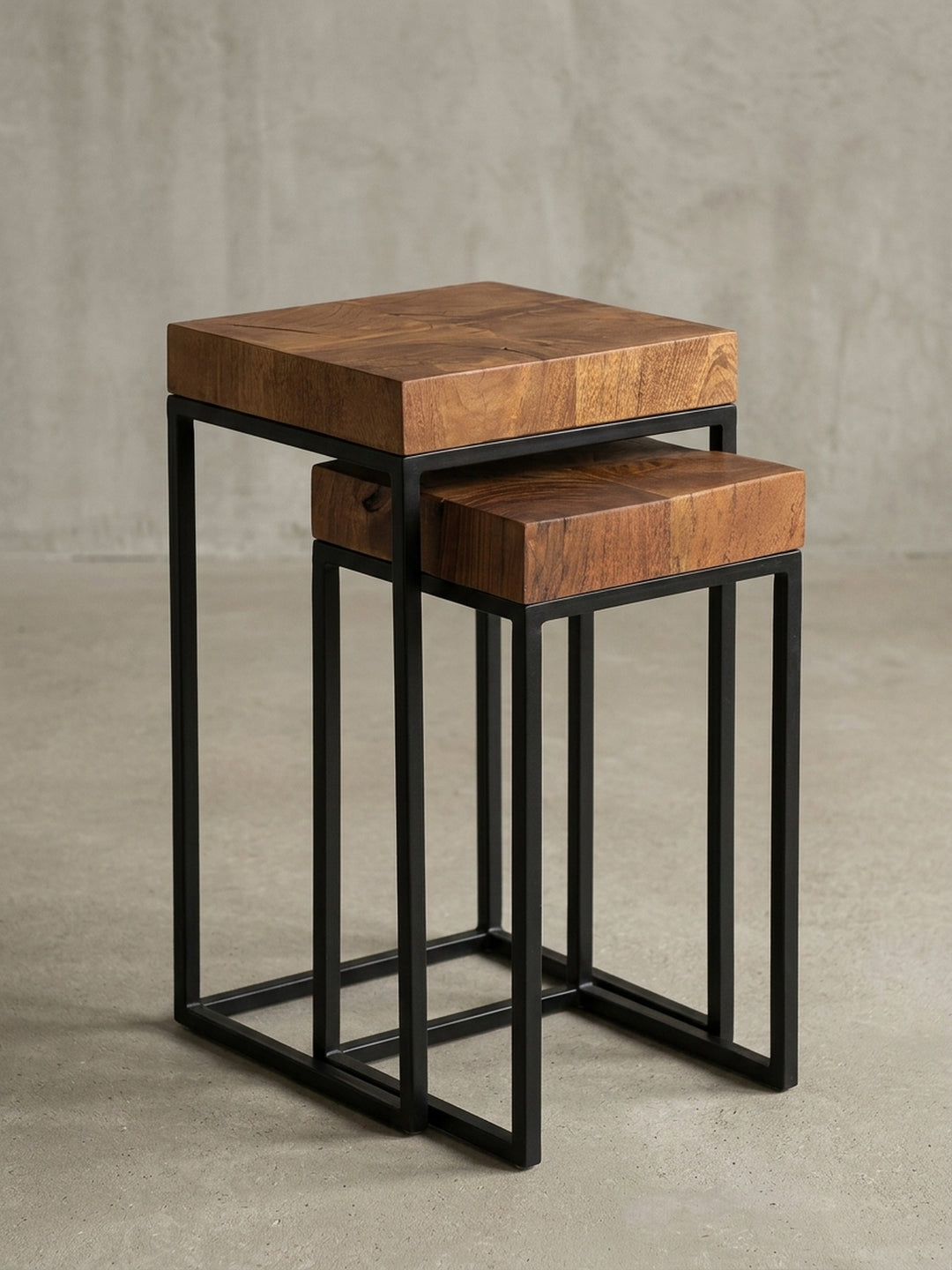 Freigestellter 2er Set Satztisch im Industrial Style. Der kompakte Wohnzimmertisch (60cm Höhe) besticht durch quadratische Sheeshamholz-Platten auf einem robusten, schwarzen Metallgestell._