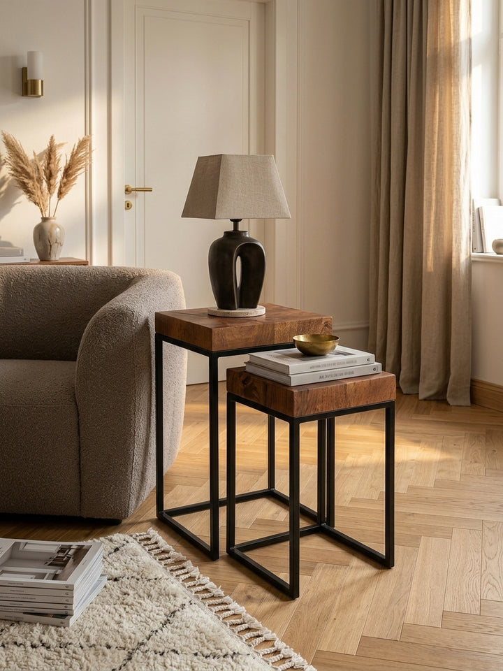 Draufsicht auf den platzsparenden Couchtisch im 2er Set. Die 30x30cm und 25x30cm großen Massivholz Tischplatten aus indischem Rosenholz fügen sich perfekt in das helle Raumkonzept ein._