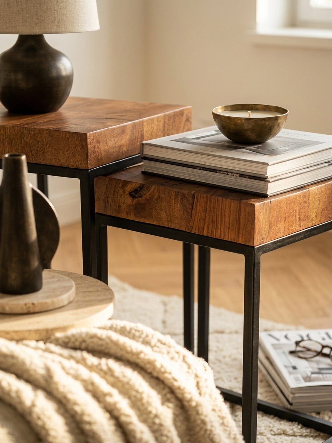 Nahaufnahme der 6 cm starken Tischplatte des Beistelltisches. Die markante, naturbelassene Maserung des Sheesham Massivholzes kontrastiert edel mit dem matten, schwarzen Eisenrahmen._