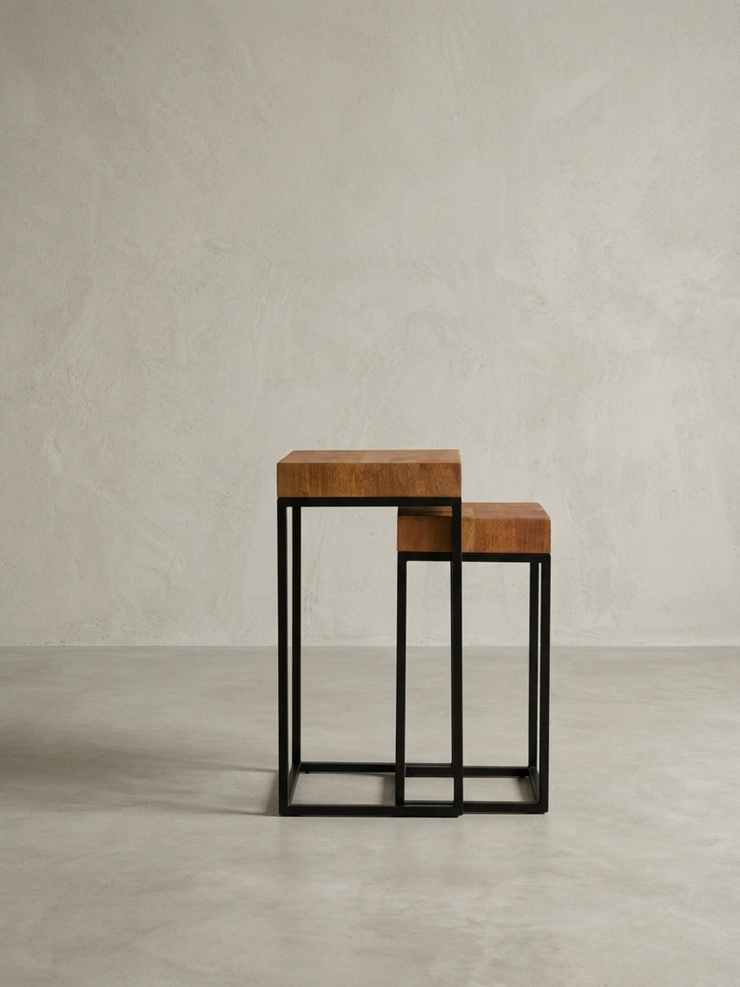 Versetzte Anordnung der beiden Designer Beistelltische. Das 2er Set lässt sich als Couchtisch oder einzeln als Dekotisch im Flur platzieren, das warme Holz passt sich nahtlos an._