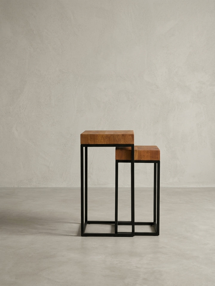 Versetzte Anordnung der beiden Designer Beistelltische. Das 2er Set lässt sich als Couchtisch oder einzeln als Dekotisch im Flur platzieren, das warme Holz passt sich nahtlos an._