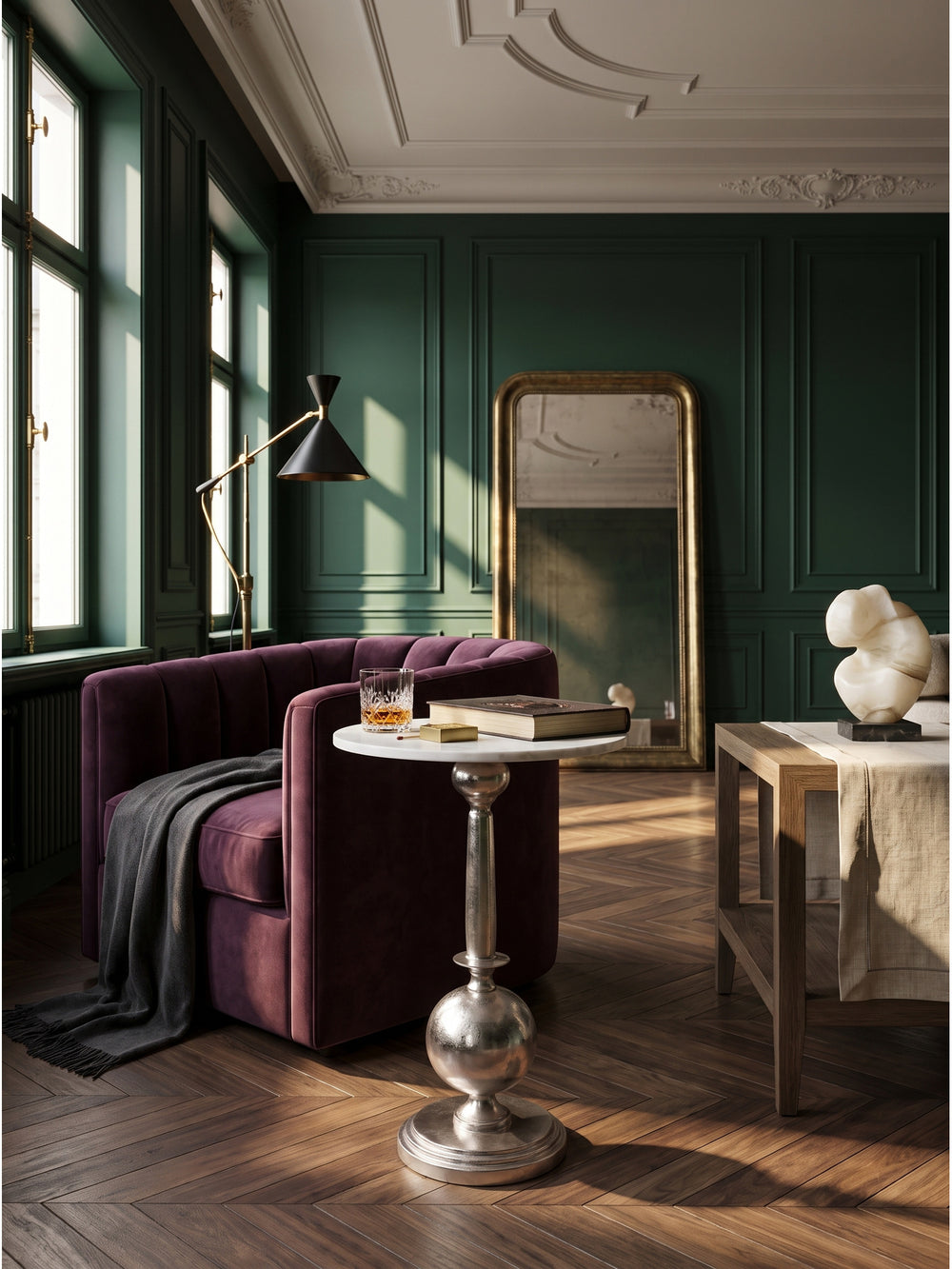 Skulpturaler Beistelltisch aus Aluminium in Silber mit runder weißer Marmorplatte in einem eleganten Art-Deco-Wohnzimmer_