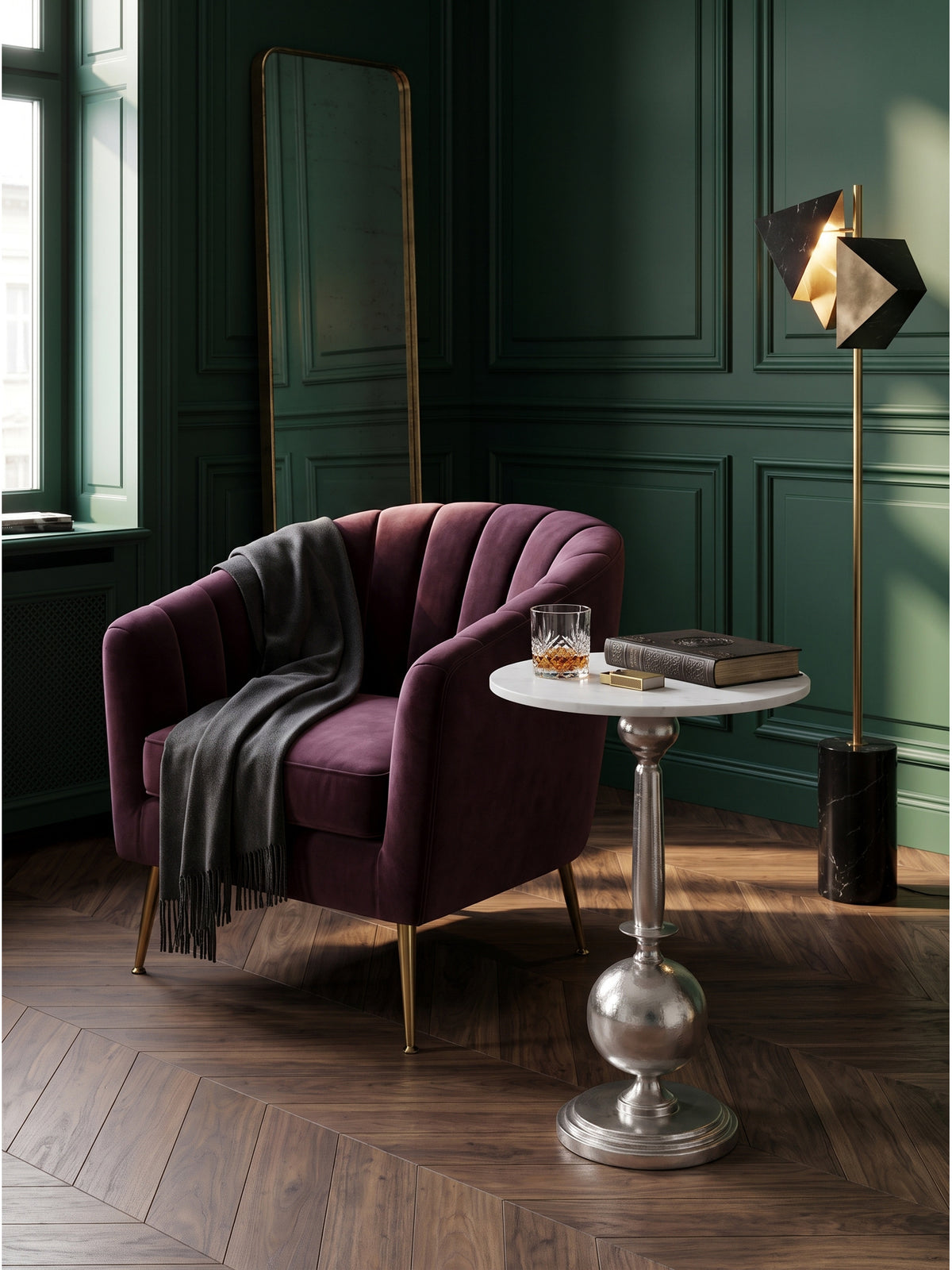 Eleganter Art-Déco-Anstelltisch aus Metall und Naturstein kombiniert mit einem mondänen Sofa auf dunklem Chevron-Parkett