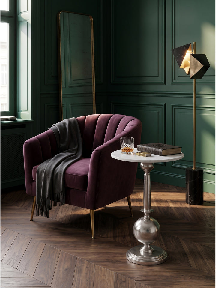Eleganter Art-Déco-Anstelltisch aus Metall und Naturstein kombiniert mit einem mondänen Sofa auf dunklem Chevron-Parkett_