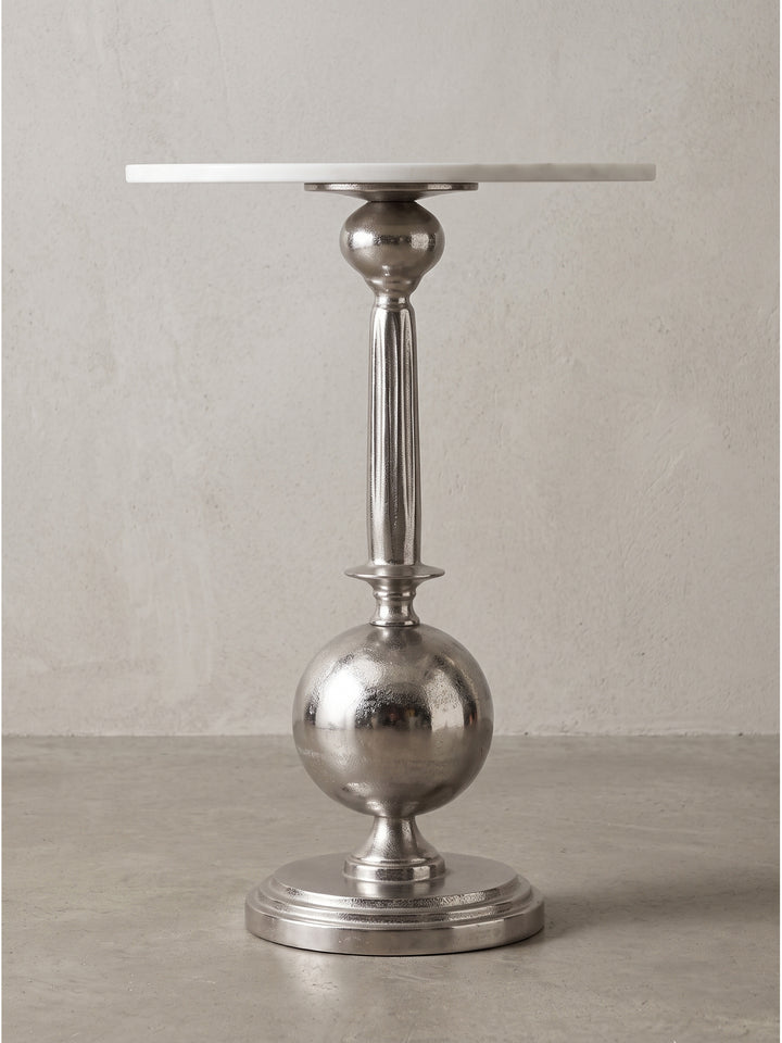 Skulpturaler runder Wohnzimmertisch 57 cm hoch mit aufwendig gestaltetem Standfuß aus Aluminium im Seitenprofil_