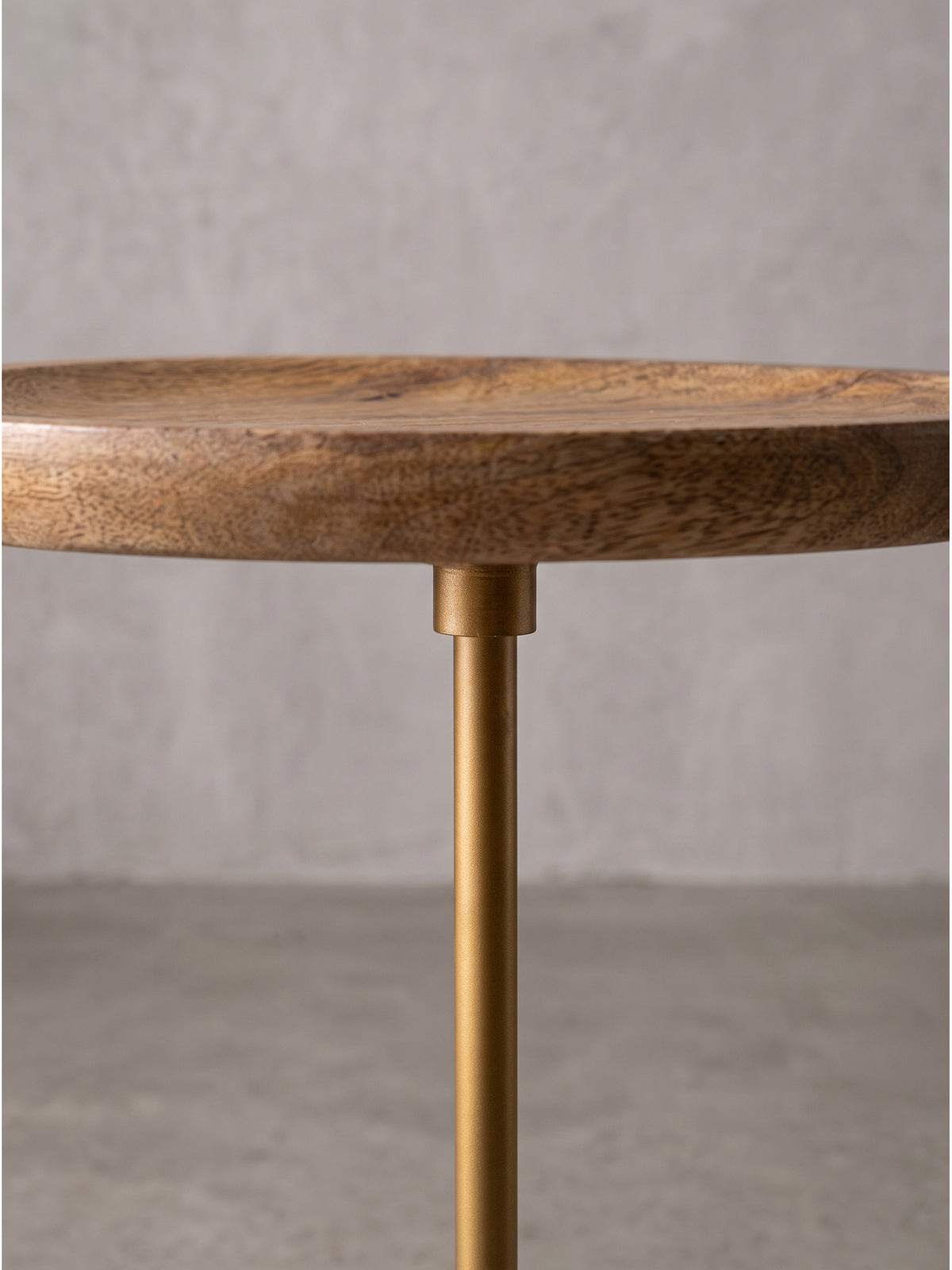 Moderner Beistelltisch kombiniert warme Holztöne mit kühlem Marmor und elegantem Messing für ein zeitloses Design