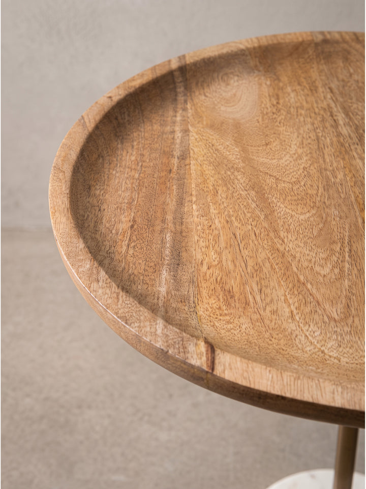 Vollansicht des Couchtisches aus Mangoholz und Marmor als luxuriöser Akzent für anspruchsvolle Wohnräume_