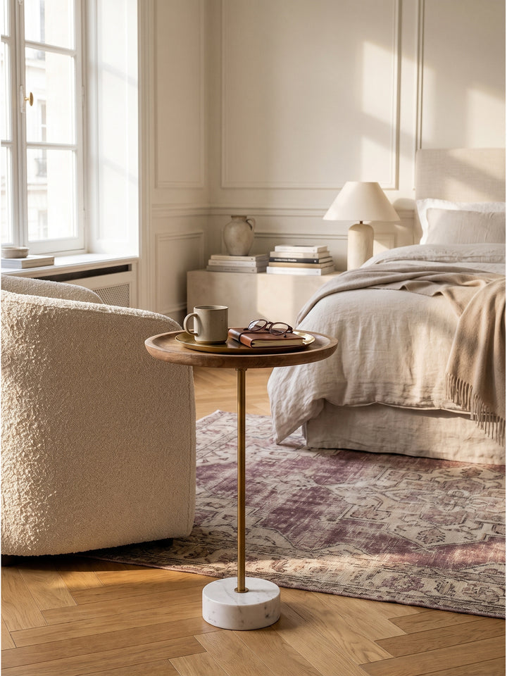 Massivholz Beistelltisch 40x40x55 cm arrangiert als Ablage neben einem hellen Sofa im eleganten Pariser Wohnstil_