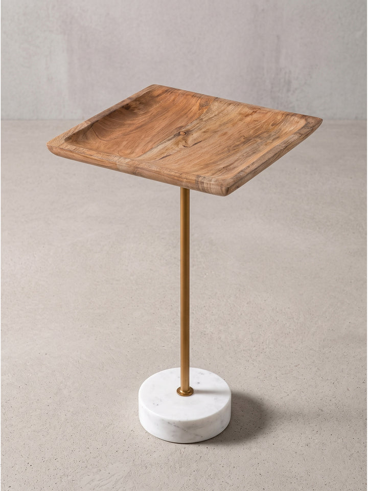 Moderner Massivholz-Tisch mit einem kontrastreichen Materialmix aus Holz, Metall und indischem Naturmarmor in schräger Seitenansicht._