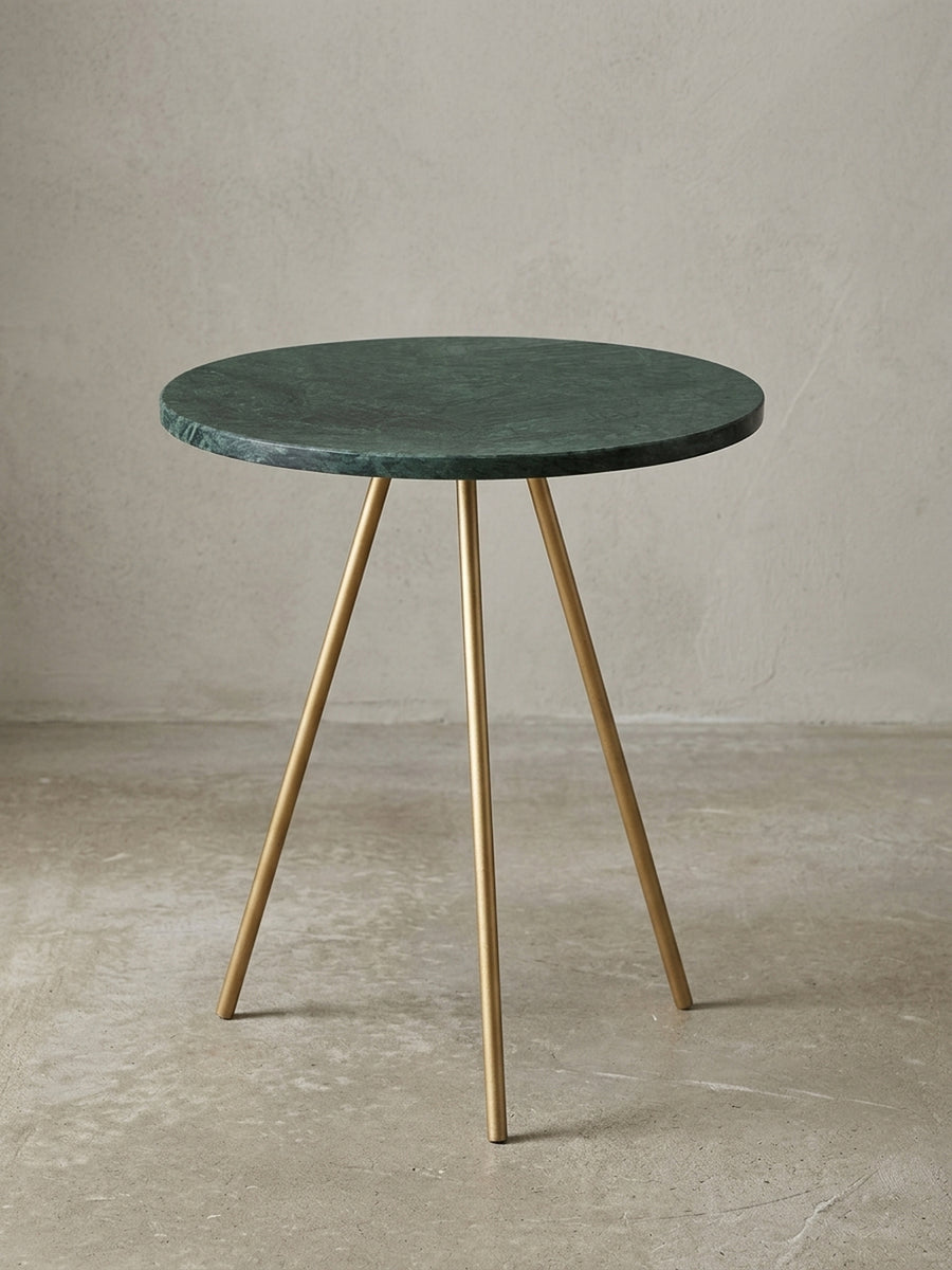 Freigestellter Beistelltisch mit runder, grüner Marmorplatte und filigranem Dreibein-Gestell aus goldfarbenem Metall, Frontalansicht._