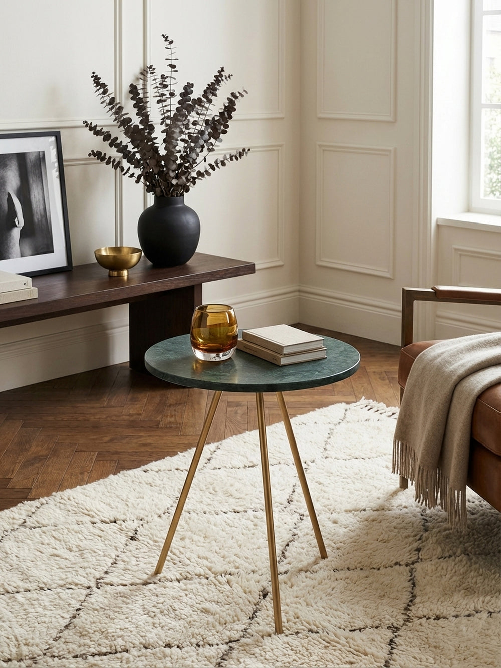 Runder Marmor-Beistelltisch von oben gesehen, platziert auf einem weichen Teppich im Wohnzimmer, zeigt die 38cm große, grüne Tischplatte._