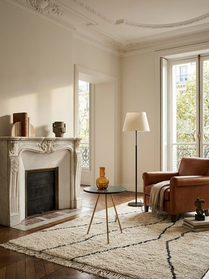 Eleganter Beistelltisch mit grüner Marmorplatte und goldenen Beinen neben einem Sofa in einem modernen Wohnzimmer, perfekt als luxuriöser Akzent._