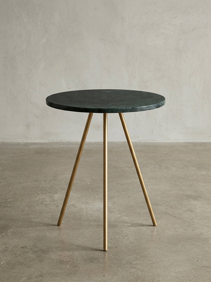Kompakter runder Beistelltisch (38x44cm) mit echter Marmorplatte in Grün und goldenem Gestell als moderner und eleganter Blickfang._