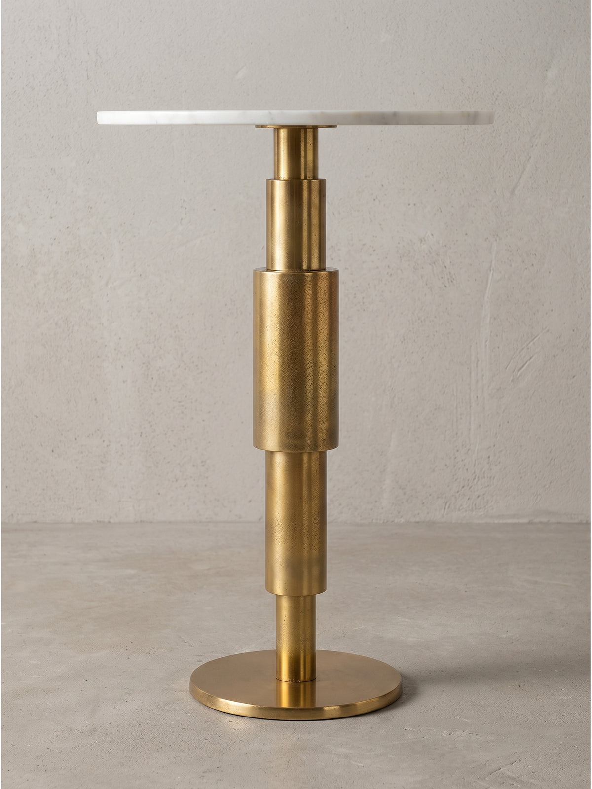 Profilansicht eines eleganten Sofatisches mit markantem Messing-Finish und flacher glatter Marmorplatte auf sauberem weißem Hintergrund_