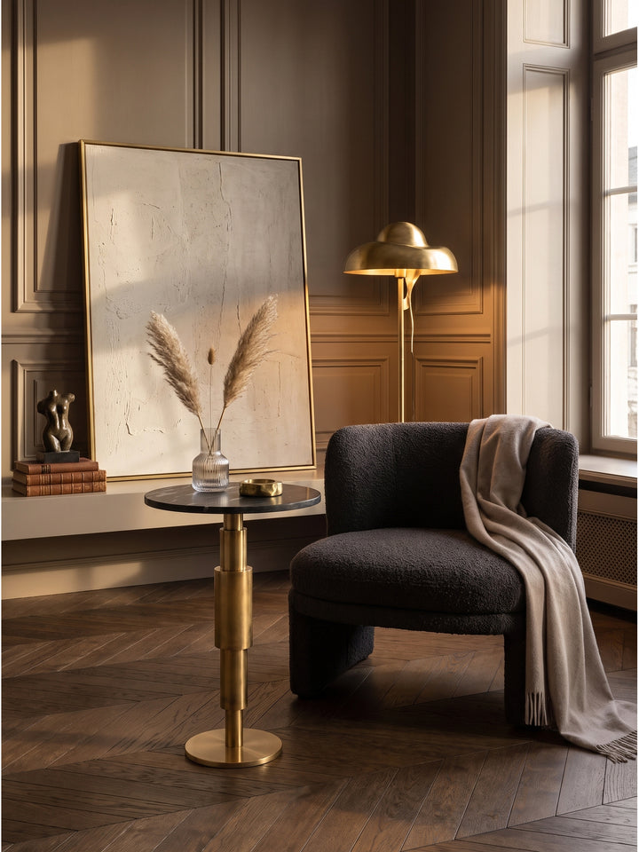 Design Wohnzimmertisch 37x59 cm kombiniert mit einem Polstersessel vor einer hellen Wand mit klassischer Wandvertäfelung_
