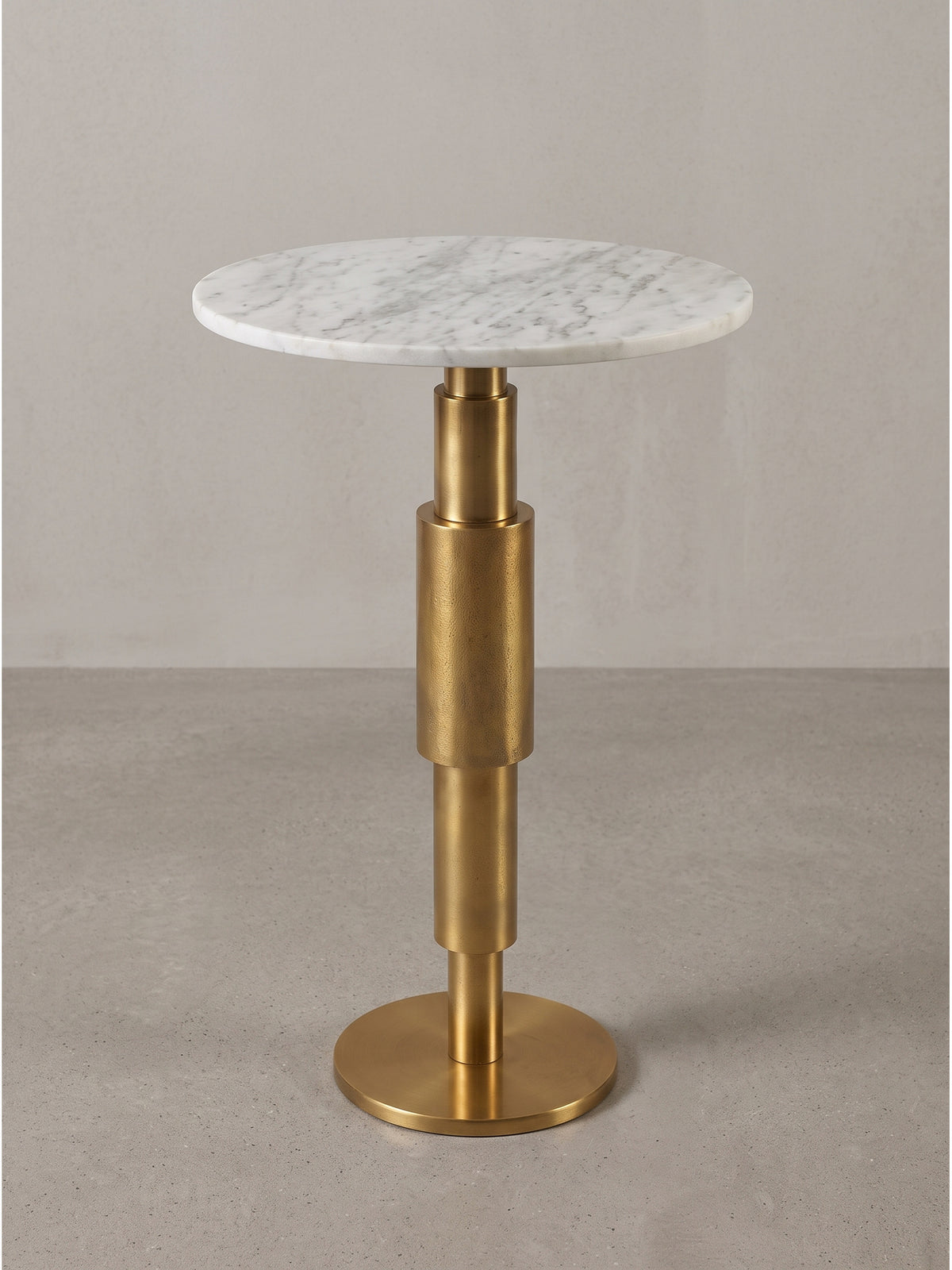 Nahaufnahme des zylindrischen gestuften Aluminiumgestells in antiker Gold-Textur am Fuß des modernen und skulpturalen Wohnzimmertisches_