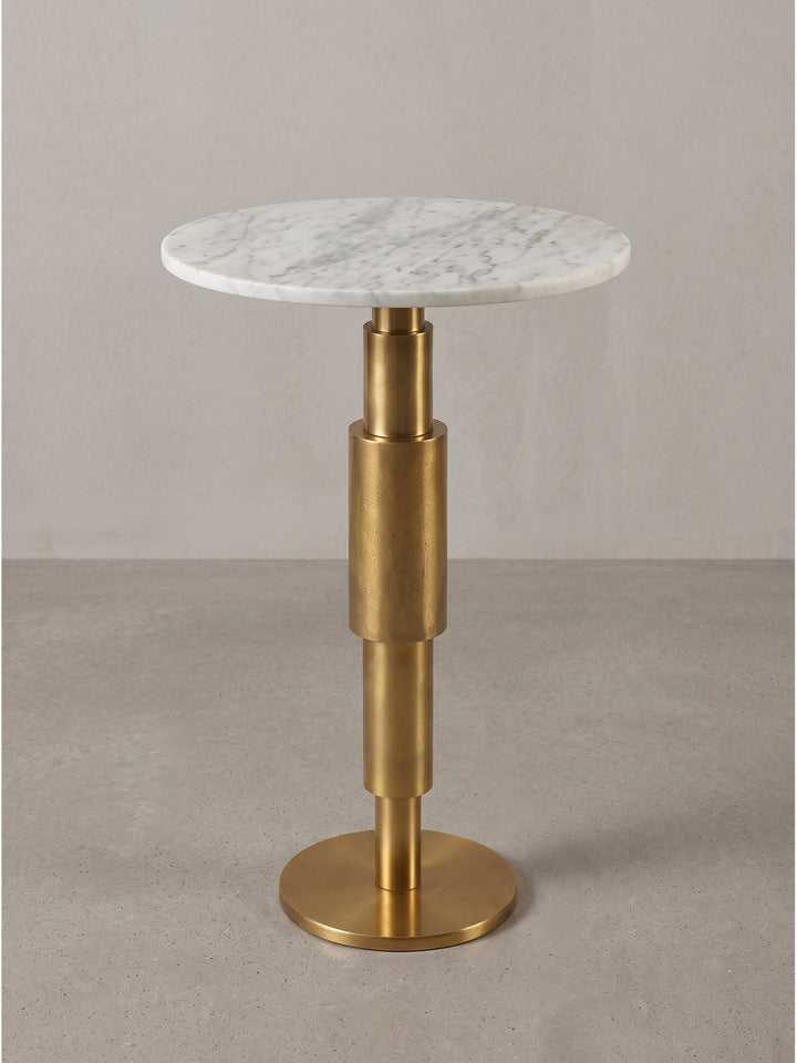 Nahaufnahme des zylindrischen gestuften Aluminiumgestells in antiker Gold-Textur am Fuß des modernen und skulpturalen Wohnzimmertisches_