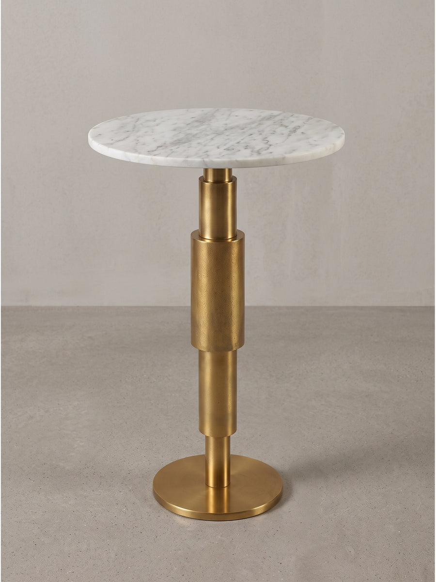 Nahaufnahme des zylindrischen gestuften Aluminiumgestells in antiker Gold-Textur am Fuß des modernen und skulpturalen Wohnzimmertisches_