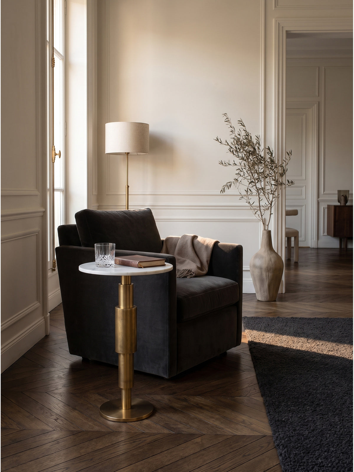 Eleganter runder Beistelltisch aus weißem Marmor und goldfarbenem Aluminium 37x37x59 cm im klassischen Wohnzimmer auf dunklem Eichenparkett