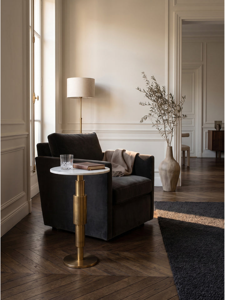 Eleganter runder Beistelltisch aus weißem Marmor und goldfarbenem Aluminium 37x37x59 cm im klassischen Wohnzimmer auf dunklem Eichenparkett_