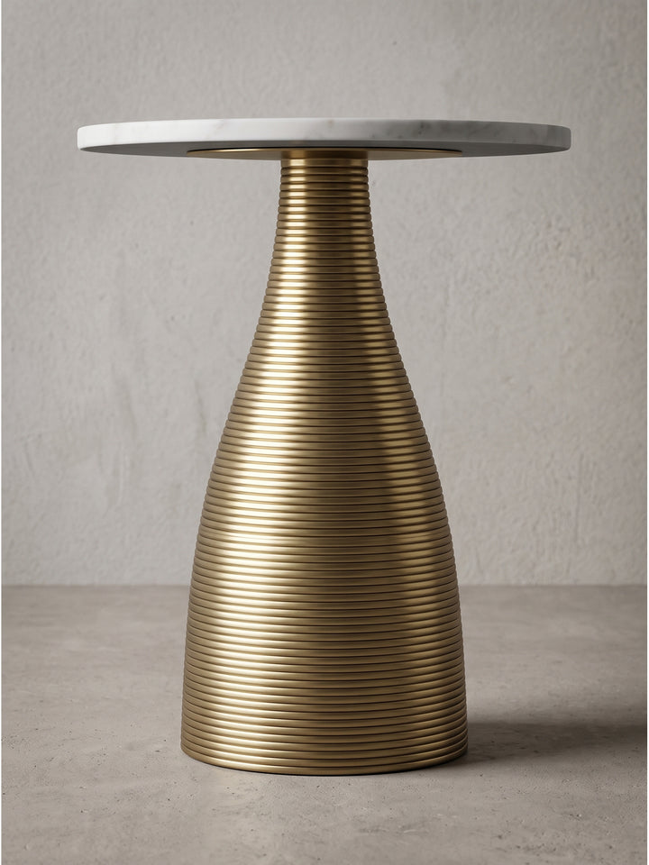 Seitenansicht des modernen Couchtisches mit konischer Form und horizontaler Riffelung im hellen edlen Goldton_