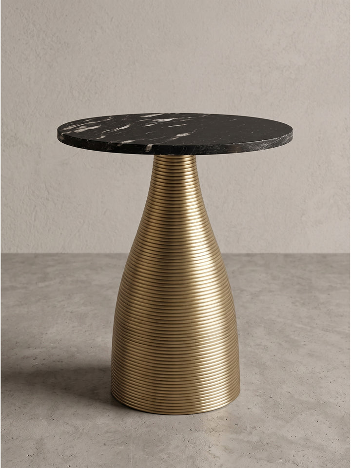 Skulpturaler Beistelltisch 40x48 cm mit runder, massiver Platte aus schwarzem Marmor und einem konischen Metallgestell in Gold-Optik, freigestellt vor einem neutralen Hintergrund._