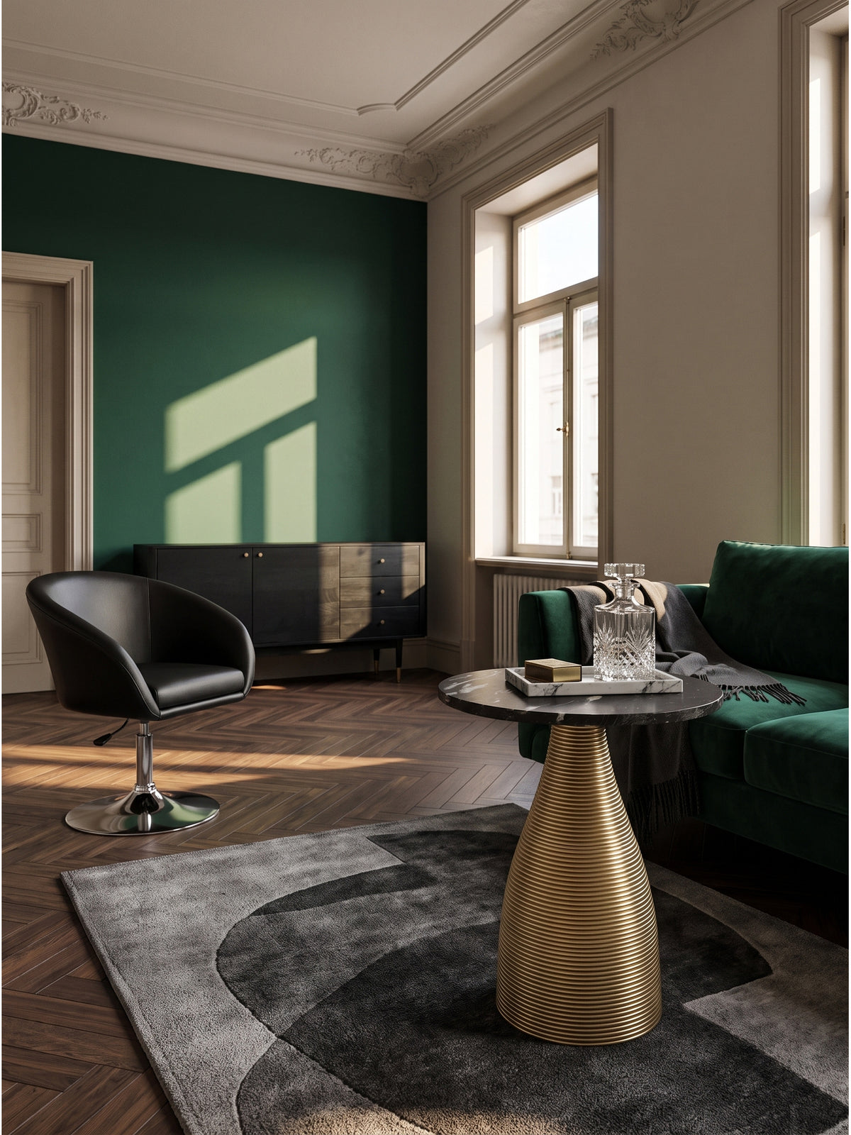 Eleganter Beistelltisch rund mit schwarzer Marmorplatte und goldenem Metallgestell im luxuriösen Wohnzimmer im Art-Deco-Stil vor einer smaragdgrünen Akzentwand neben einem Samtsofa._