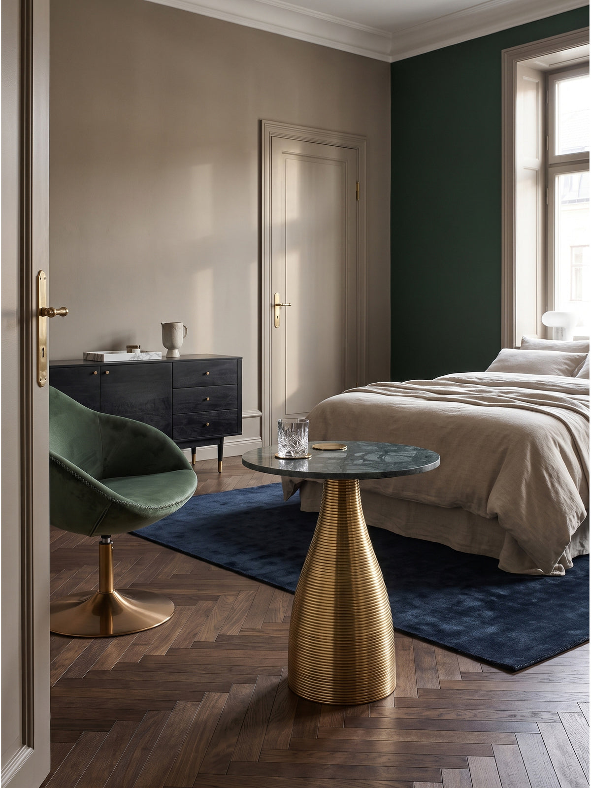 Eleganter Beistelltisch aus grünem Marmor und goldfarbenem Metall im luxuriösen Wohnzimmer neben einem samtigen Sessel_