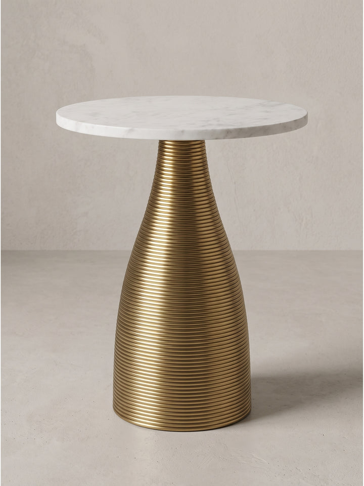 Freigestellter Beistelltisch mit runder massiver Marmorplatte in Weiß und skulpturalem Metallgestell in Gold von vorne_