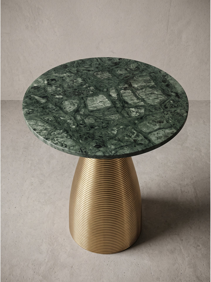 Sofatisch Design Metall Couchtisch in Gold Optik mit edler Natursteinplatte in der Seitenansicht_