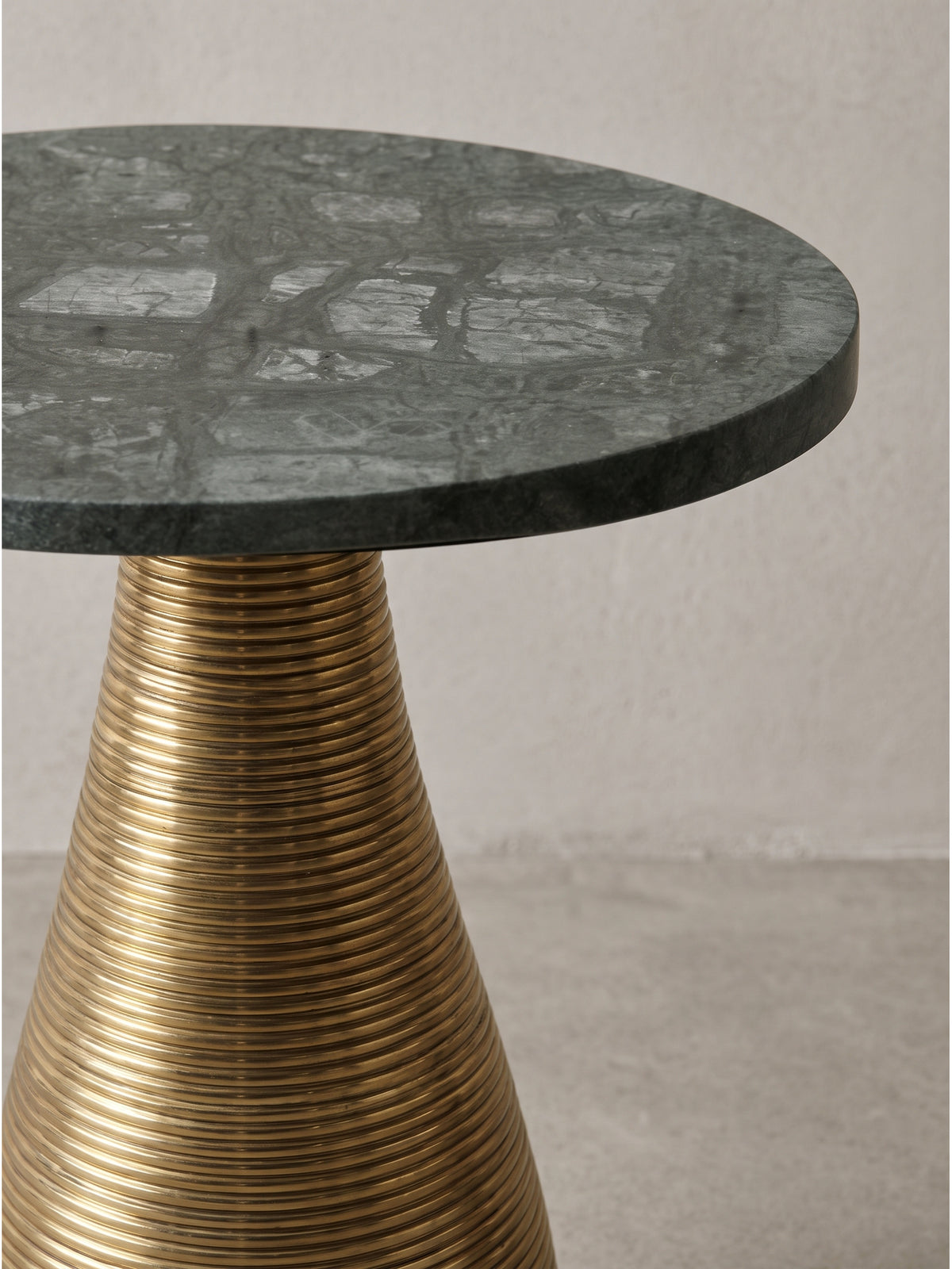 Eleganter Ablagetisch für Wohnzimmer oder Flur mit harmonischen Linien und stabilem Stand_