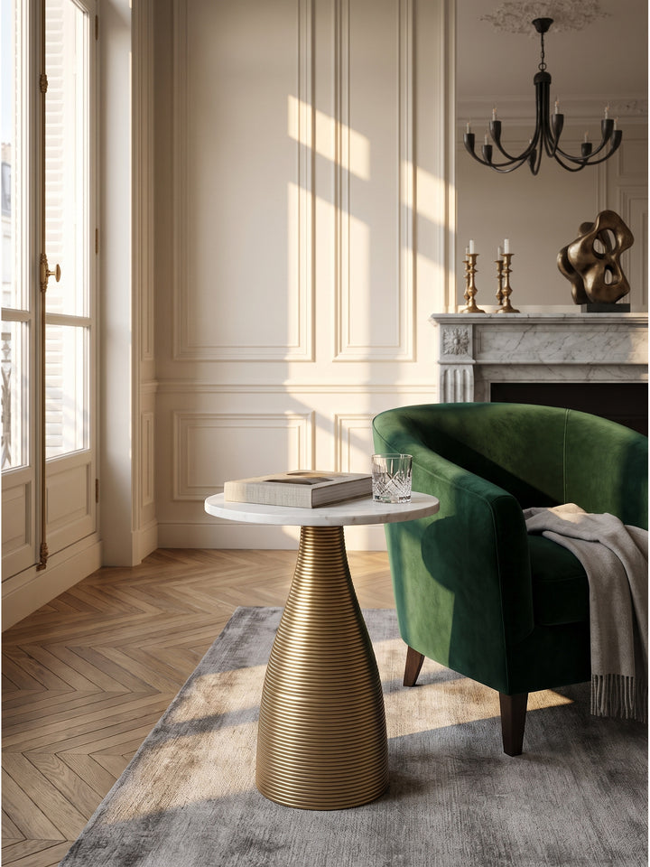 Weißer Marmortisch 40cm mit Kristallglas und Vintage-Architekturbuch als stilvolle Ablage im klassischen Pariser Wohnbereich_