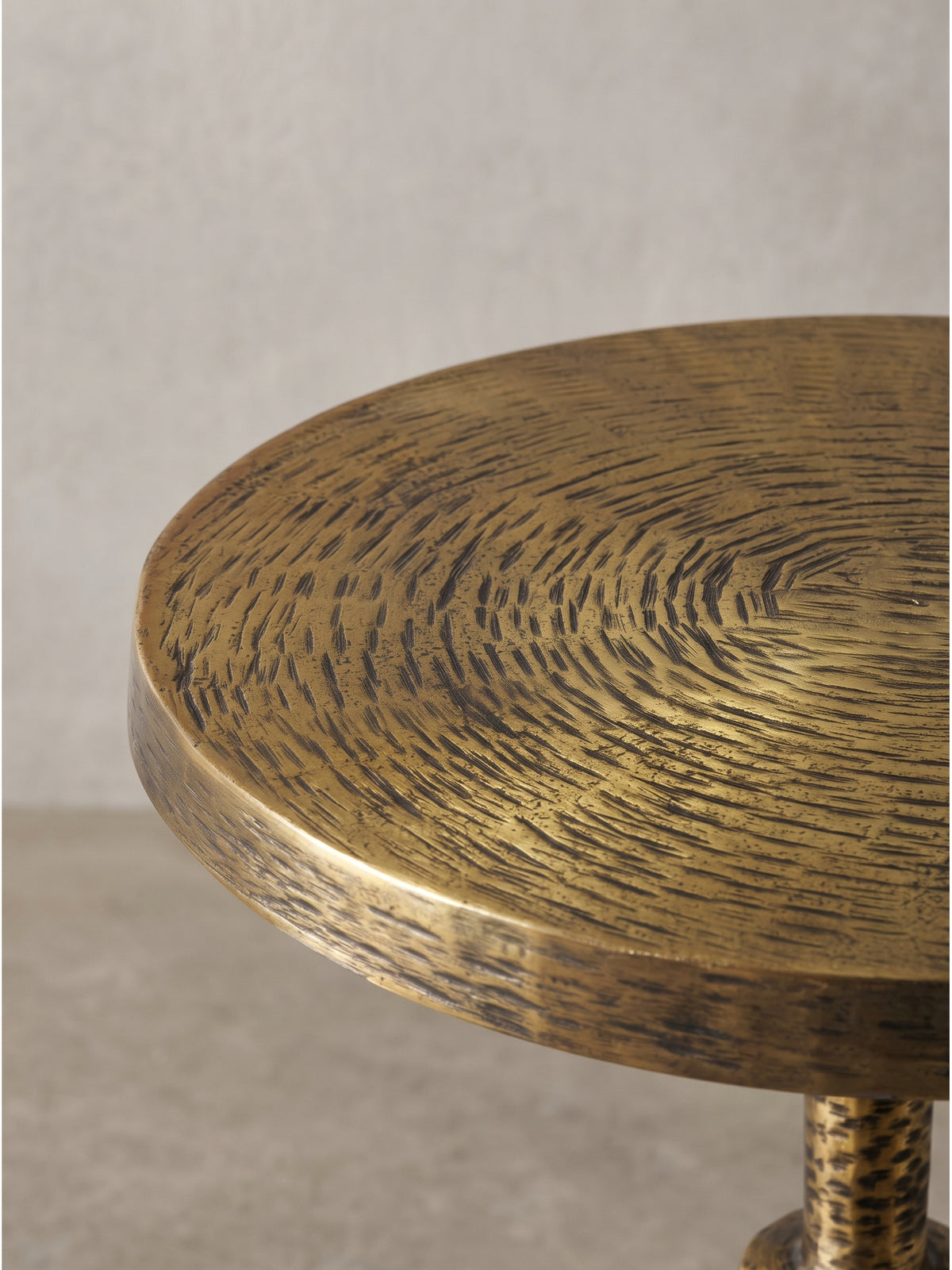 Gesamteindruck des handgefertigten orientalischen Tisches aus Gold-Aluminium als skulpturales Kunstwerk für moderne oder klassische Raumkonzepte._