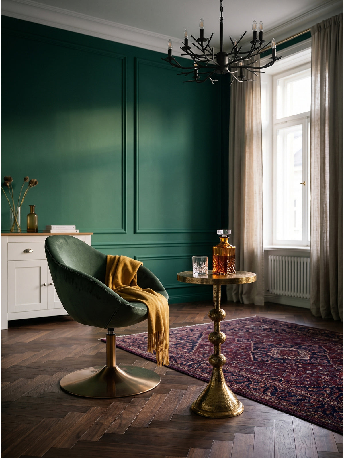 Der orientalische Metalltisch in warmem Gold bildet einen leuchtenden Kontrast zu der dunklen Walnusskonsole und dem nachtblauen Seidenteppich im Raum.
