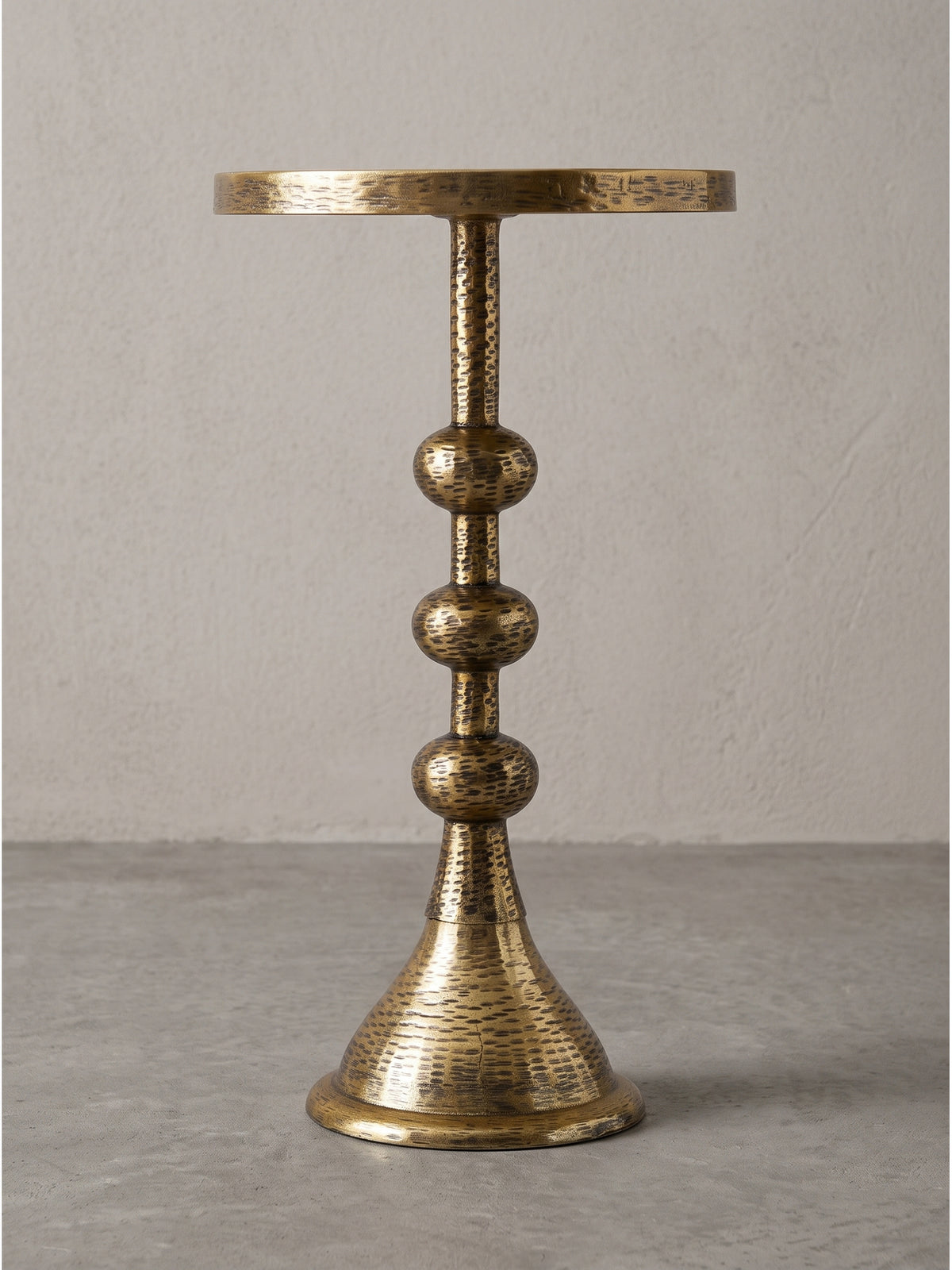 Seitenprofil des 56 cm hohen Sofatisches aus goldfarbenem Metall, das seine schlanke Silhouette und die eleganten orientalischen Proportionen verdeutlicht._