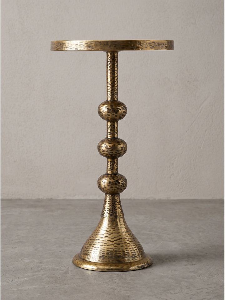 Seitenprofil des 56 cm hohen Sofatisches aus goldfarbenem Metall, das seine schlanke Silhouette und die eleganten orientalischen Proportionen verdeutlicht._