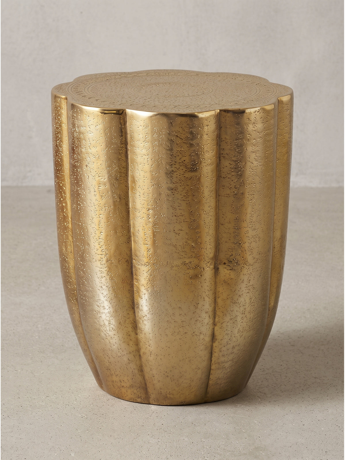 Runder Beistelltisch Aluminium Gold 41x50 cm mit vertikaler Riffelung frontal vor weißem Hintergrund_