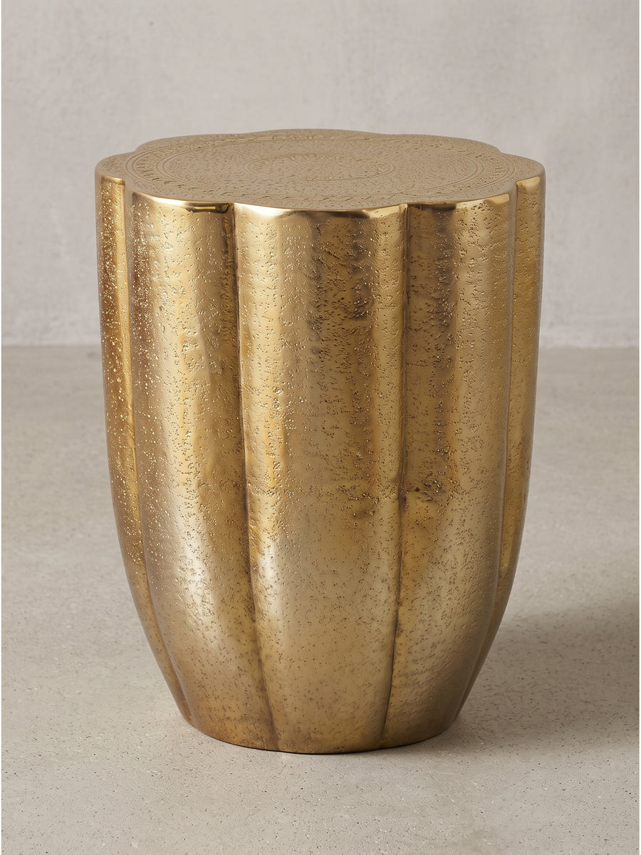 Runder Beistelltisch Aluminium Gold 41x50 cm mit vertikaler Riffelung frontal vor weißem Hintergrund_
