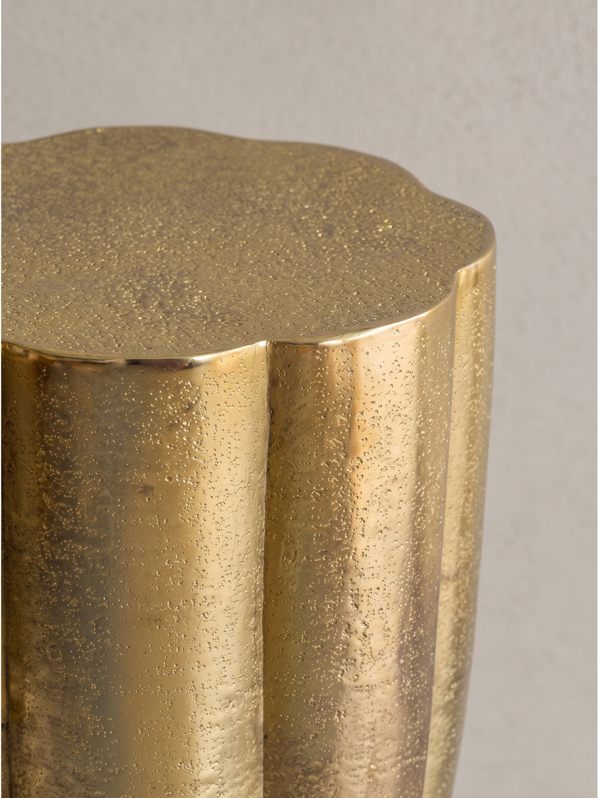Handmade Wohnzimmertisch klein in Gold aus Metall aus erhöhter Perspektive präsentiert