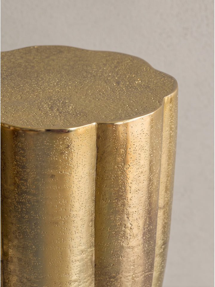 Handmade Wohnzimmertisch klein in Gold aus Metall aus erhöhter Perspektive präsentiert_