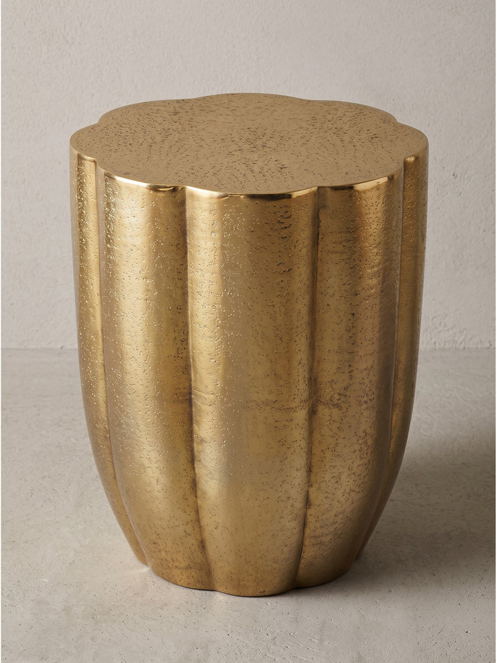 Detailansicht der geschwungenen Tischplatte des goldenen Aluminium-Beistelltisches_