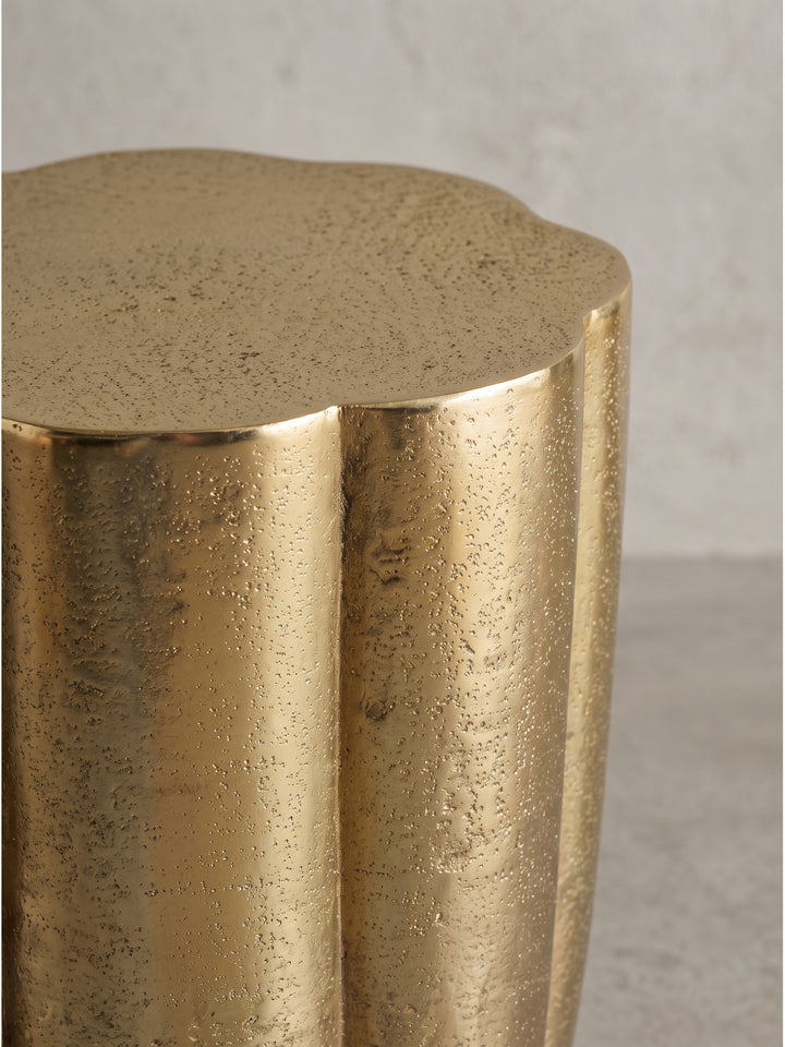 Moderner Beistelltisch Gold aus strukturiertem Aluminium in seiner gesamten Form_