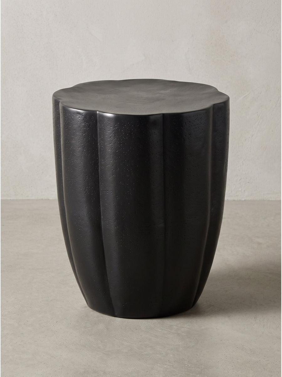 Freigestellter runder Beistelltisch schwarz aus Aluminium 41x41x50 cm mit markanter vertikaler Riffelung auf weißem Hintergrund_