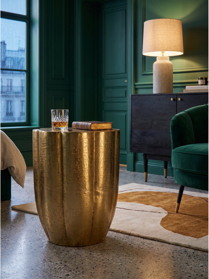 Runder Beistelltisch in Gold 41cm Höhe mit Kristallglas dekoriert in einer gemütlichen Leseecke_